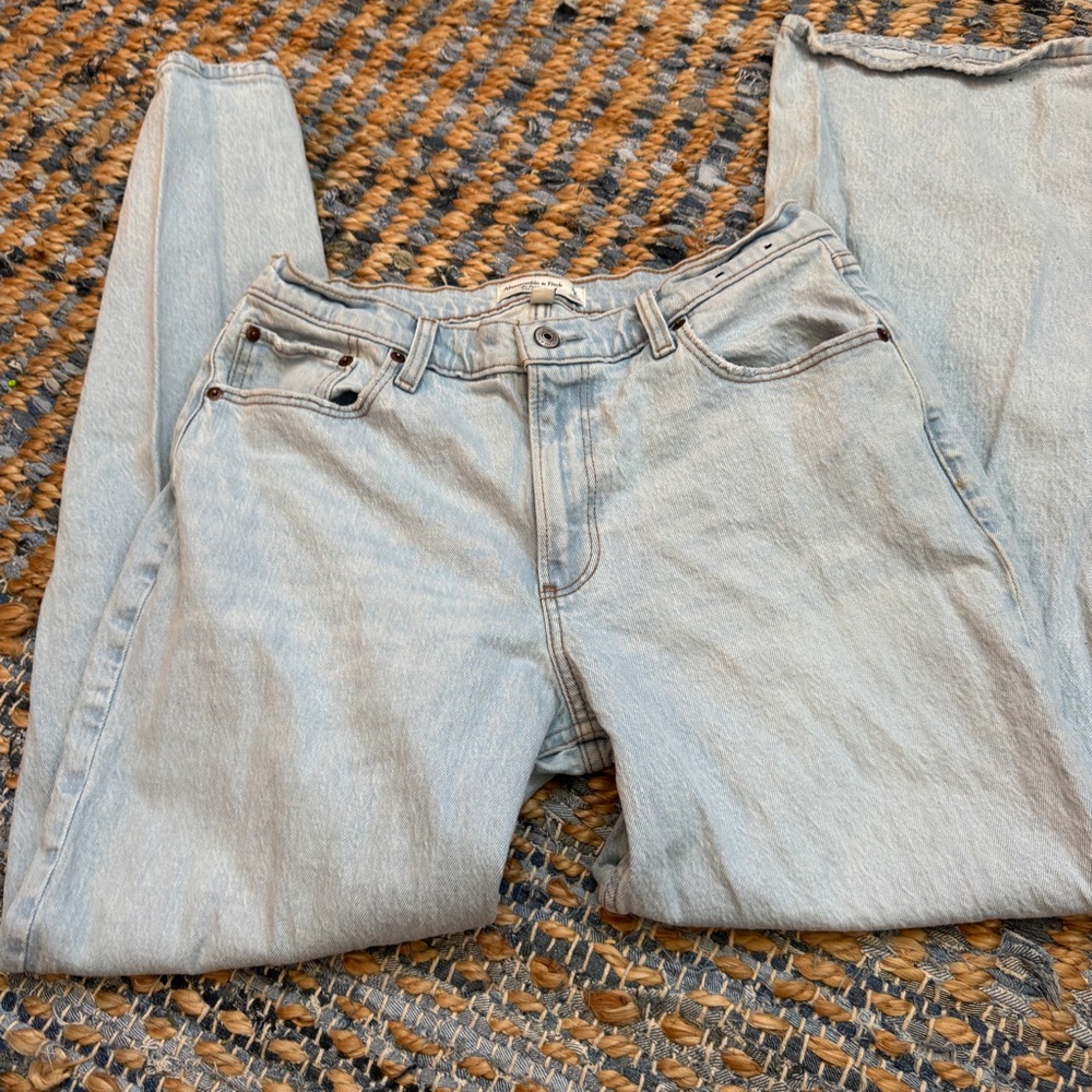 Abercrombie & Fitch the baggy low rise curve love Light Wash Blue Jeans - Picture 3 of 5